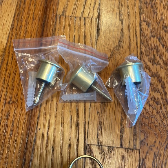 3 different sized gold mirrors on chains - Picture 4 of 5